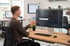 Leopold Kramer zeigt an einem großen Monitor Business-Dashboards und Automatisierungen.