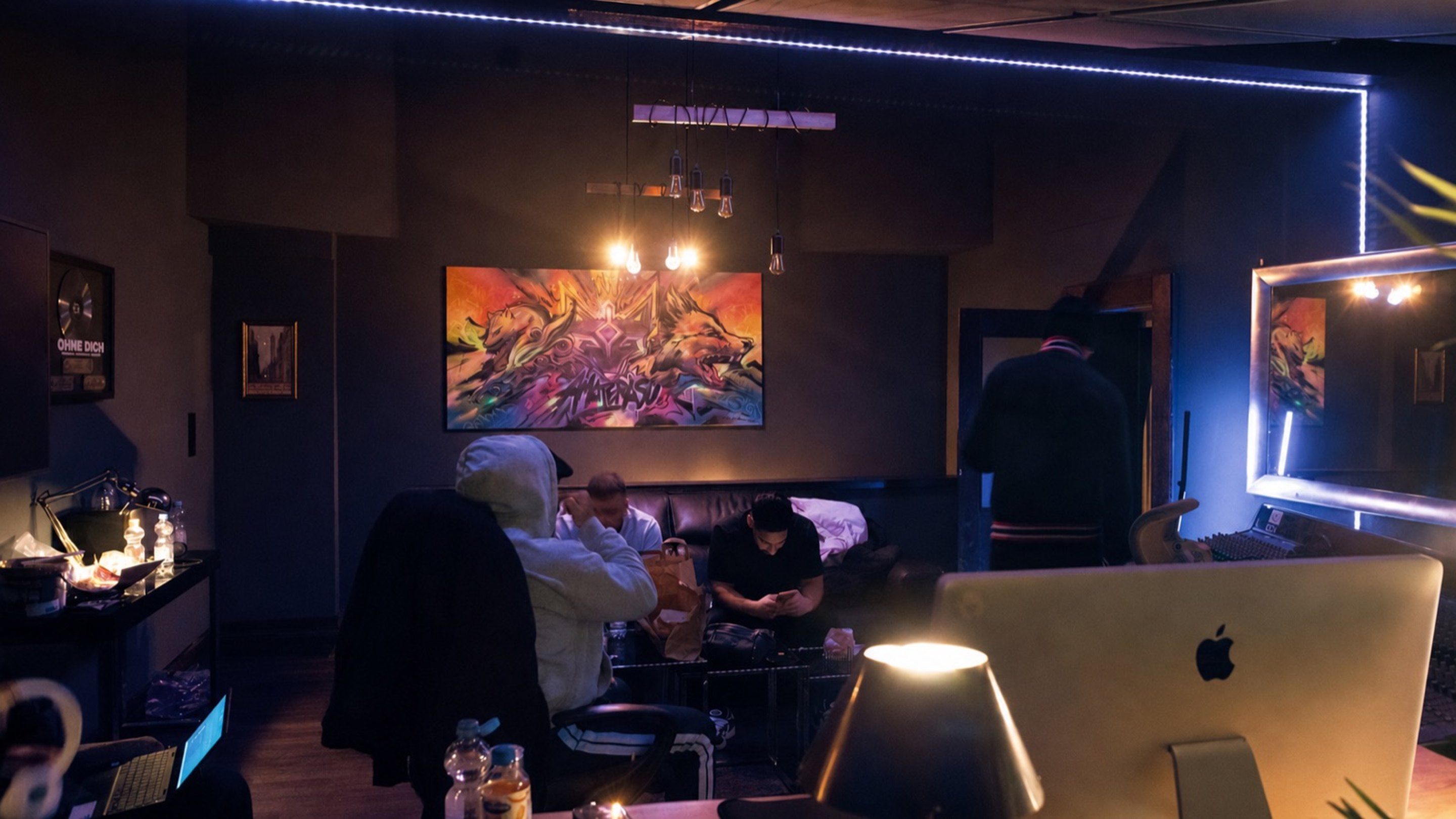Lounge-Bereich mit Amaterasu-Wandbild und Awards im Studio Gelsenkirchen