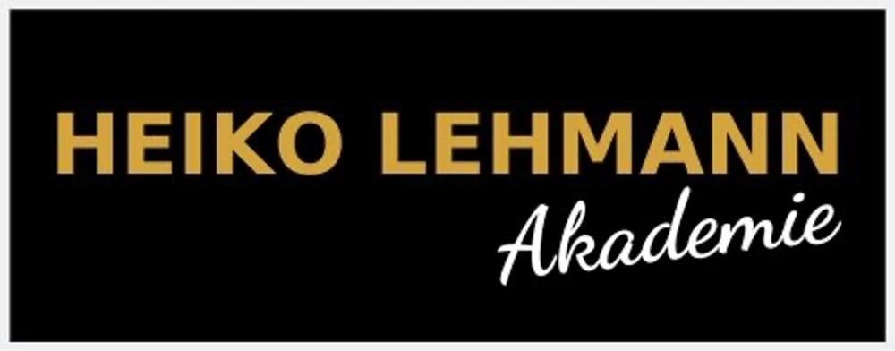 Schwarzes Logo mit goldenem Text "HEIKO LEHMANN" und weißem handschriftlichem Text "Akademie".