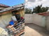 Alter Carport mit Wellendach und eingelagerten Gegenständen