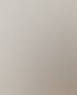Eine Person schreibt mit einem Stift auf ein Tablet, auf dem eine Checkliste mit angekreuzten Kästchen und Text zu sehen ist.