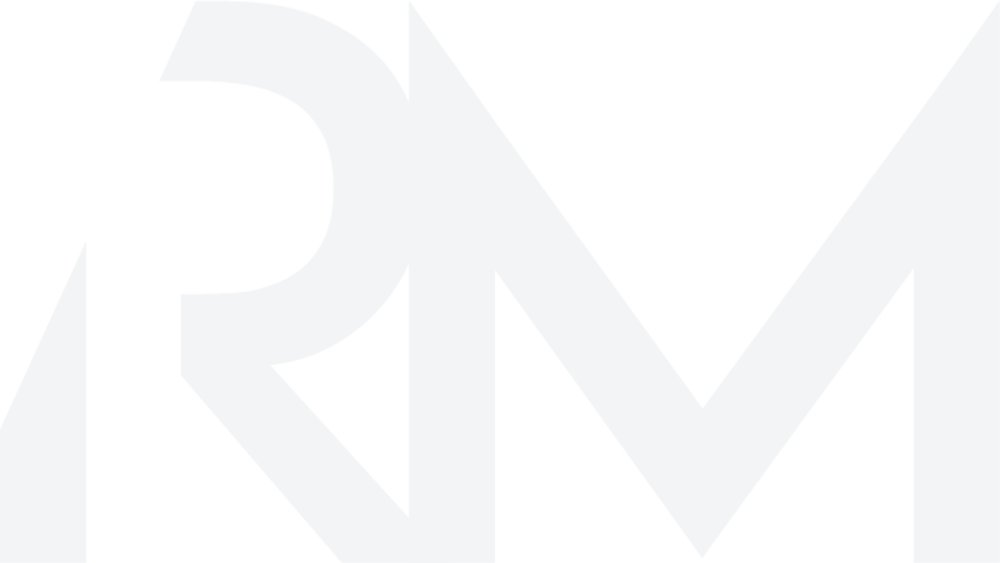 Weißes "RM"-Logo auf dunkelgrünem Hintergrund.