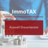 Eine Person hält einen Stift über ein Modellhaus, mit den Texten "ImmoTAX" und "Stiftung gründen".