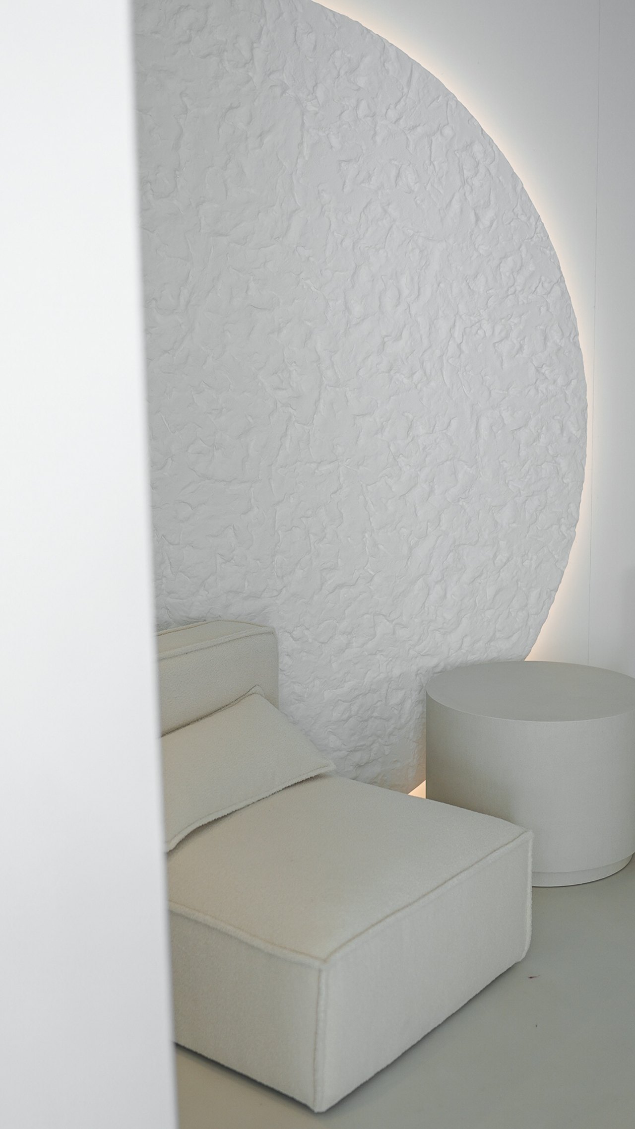 Kalk-Marmor-Wand mit Streiflicht