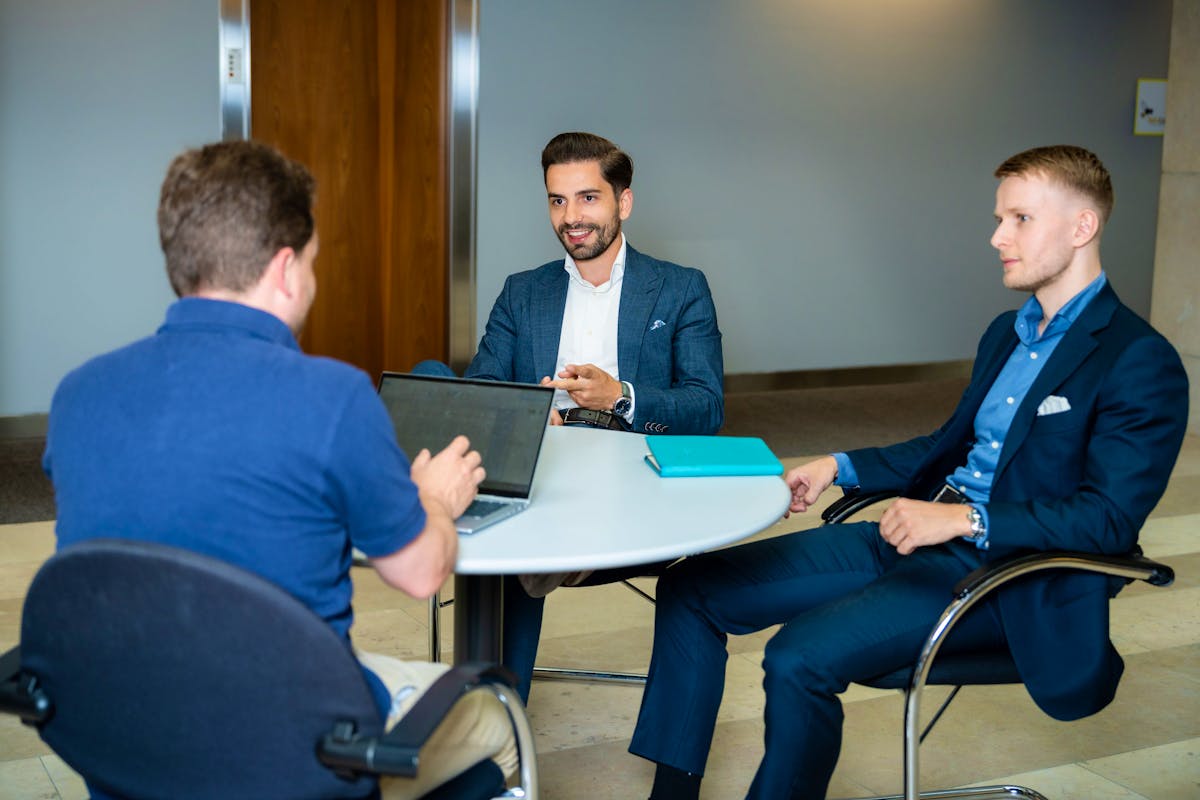 Schweizer Einfamilienhaus und Eigentumswohnungen als Symbol für den Immobilienmarkt und die Hypothek in der Schweiz