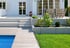 Moderne Terrasse mit Pool und Sitzbereich