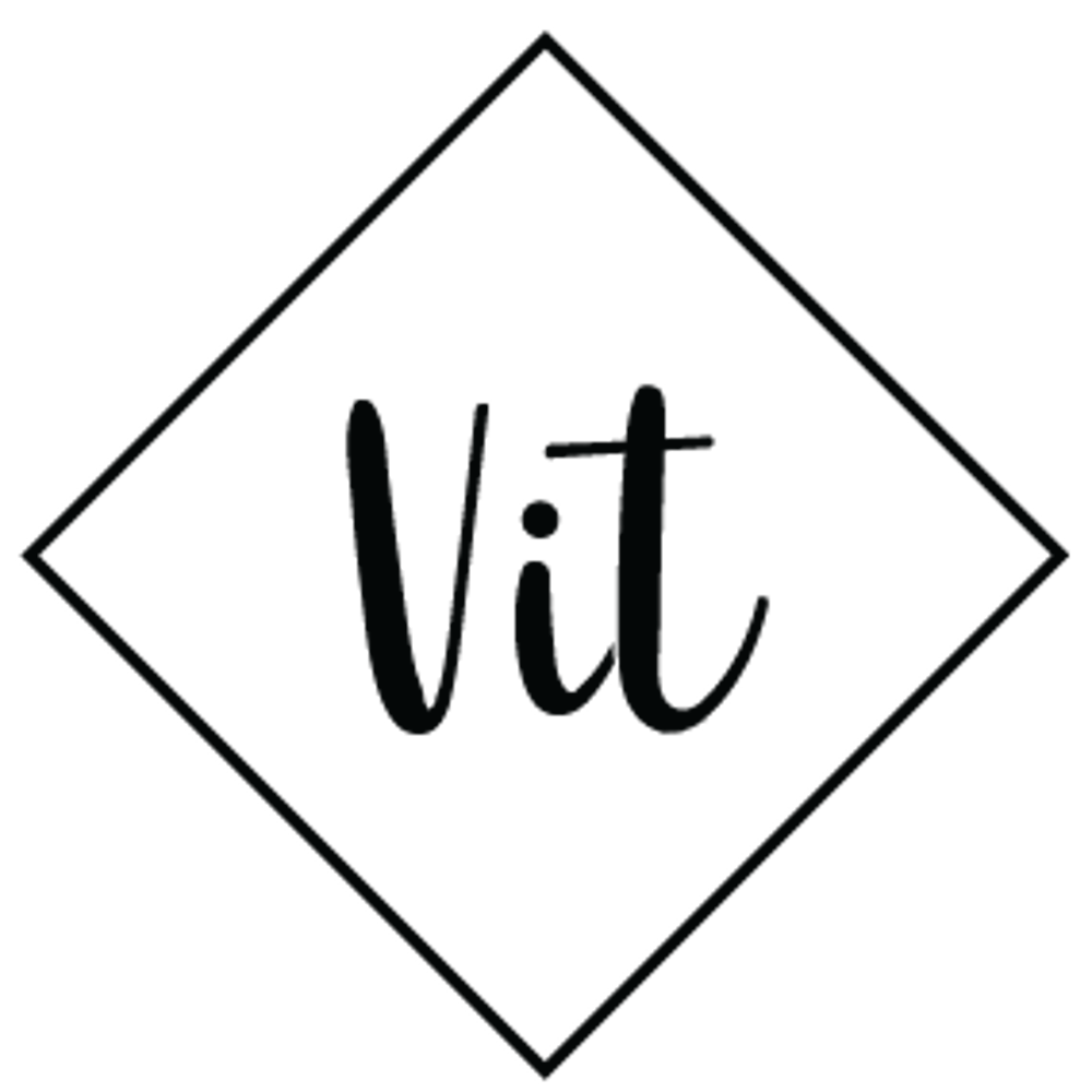 Schwarzes Wort "Vit" in Kursivschrift in einem schwarzen Rautenumriss auf grünem Hintergrund.