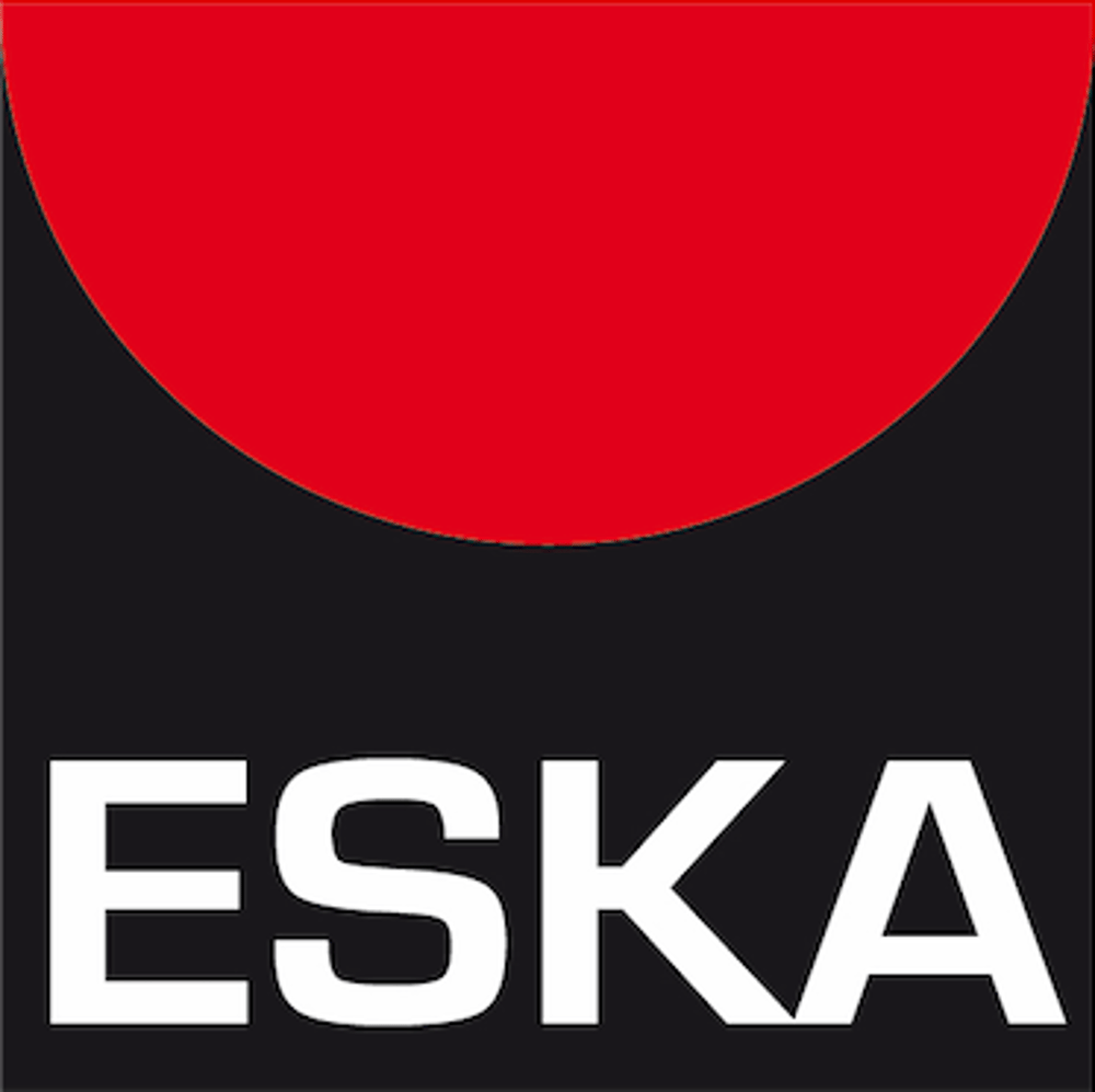 ESKA Logo: Weißer ESKA-Schriftzug auf schwarzem Grund mit einem roten Halbkreis darüber.