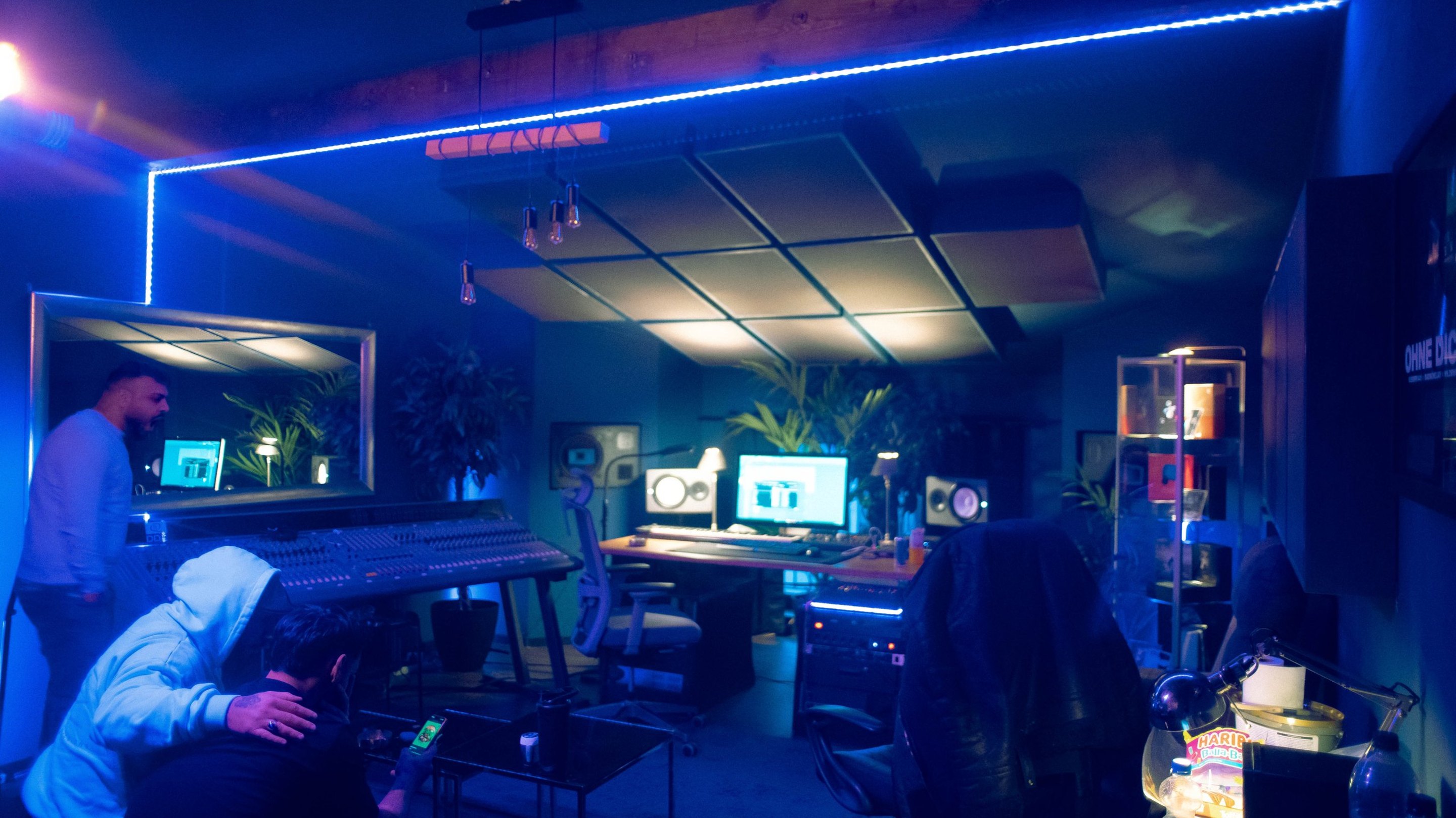 Neon-beleuchteter Regieraum des Studios Gelsenkirchen