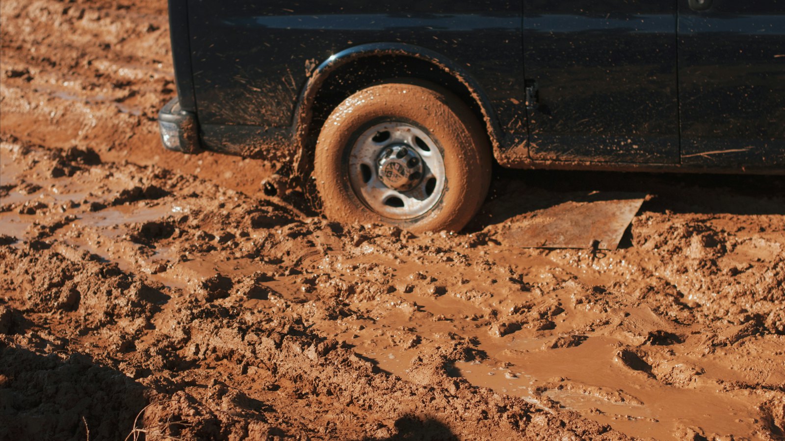 Car Stuck in Sand or Mud Near Lake Helen? How to Get Free Without Making It Worse