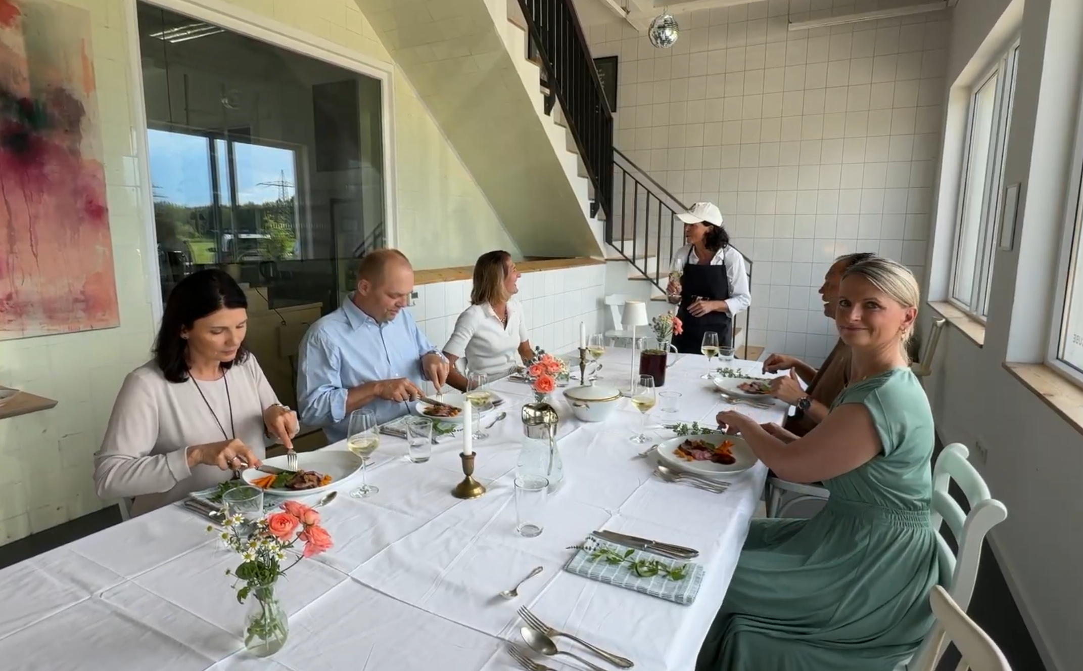 Gemeinsames Essen an der langen Tafel