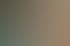 Zahnärztin untersucht die Zähne eines blonden Kindes mit einem Mundspiegel.