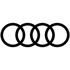 Schwarzes Audi-Logo mit vier ineinandergreifenden Ringen auf dunkelgrünem Hintergrund.