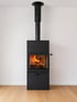 Moderner schwarzer Kaminofen mit brennendem Holzfeuer vor einer weißen Wand auf hellem Parkettboden.