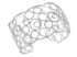 Breiter, silberner Armreif mit filigranen, miteinander verbundenen Kreismustern.