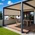 Moderne Terrassenüberdachung mit ausfahrbarem Sonnenschutz über einem Holztisch und Stühlen.