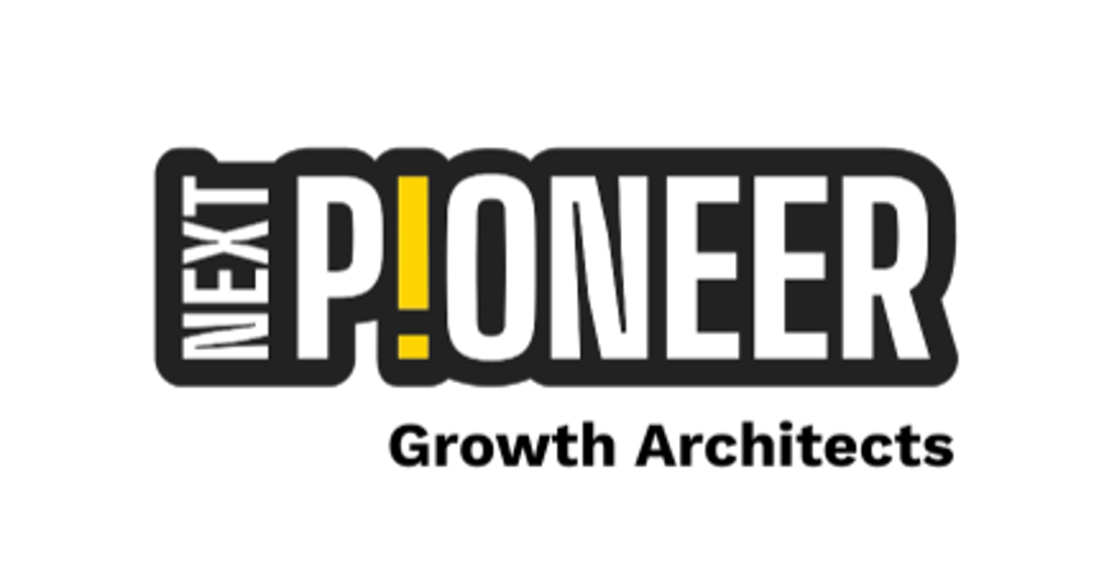 NEXT PIONEER Growth Architects Logo: Schwarz-weißer Text mit gelbem Ausrufezeichen im "P".