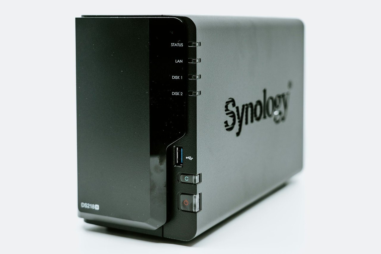 Synology DiskStation mit zwei Laufwerksschächten und Statusanzeigen vor hellem Hintergrund
