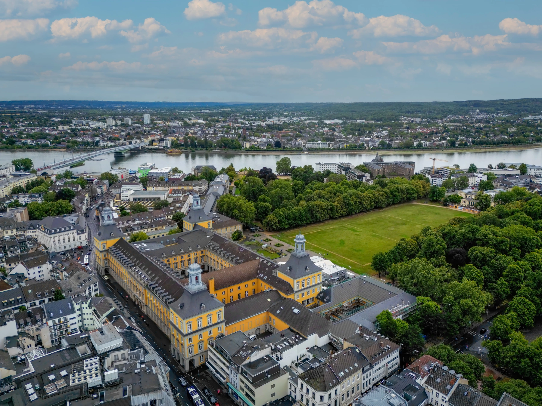 Luftbild mit Drohne: Stadt und Architektur aus der Vogelperspektive