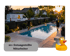 Drei Männer gehen um einen beleuchteten Pool bei Sonnenuntergang; ein weißer Transporter steht im Hintergrund.