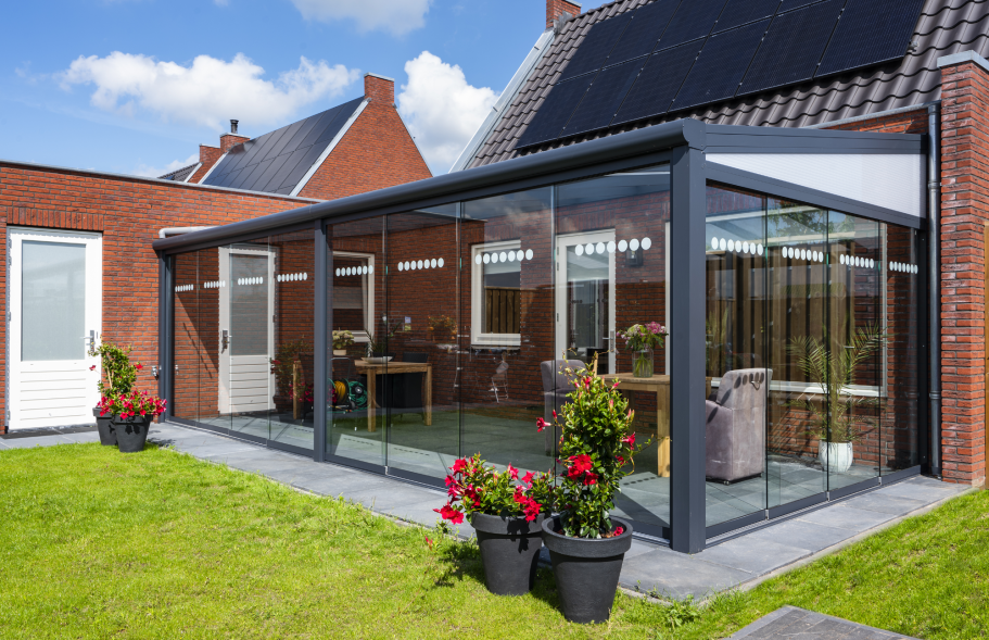 Sommergarten mit umlaufenden Glas-Schiebeelementen