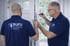 Zwei BUFU Fenstertechnik München-Techniker reparieren ein Fenster oder eine Tür.