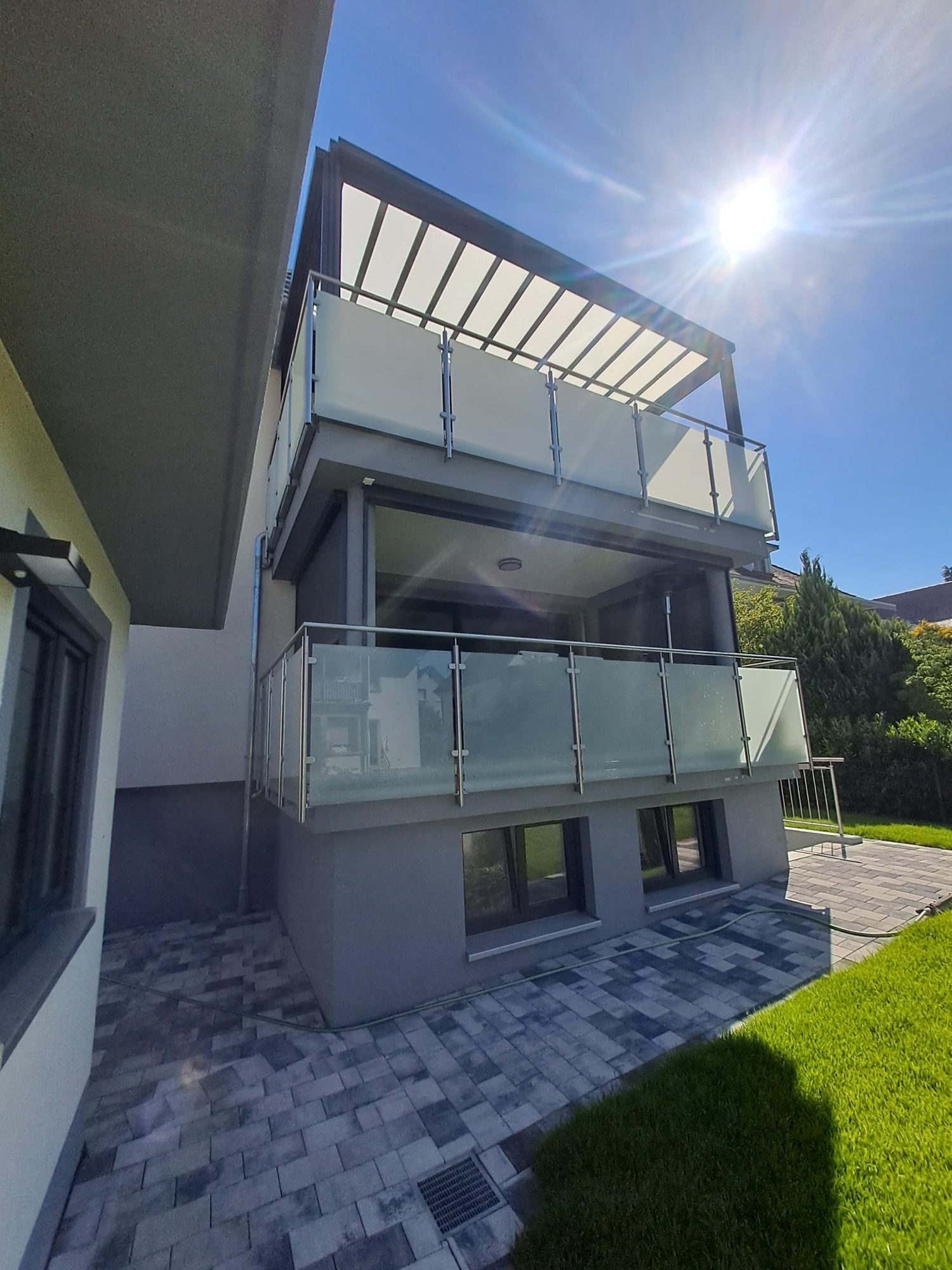 Glas-Balkongeländer mit Edelstahlpfosten an einem mehrgeschossigen Wohnhaus – Referenz von RS Edelstahl