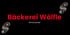 Roter Schriftzug Bäckerei Wölfle Simonswald auf schwarzem Grund mit geschwungenen grauen Ornamenten.