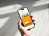 Smartphone mit Website in einer Hand