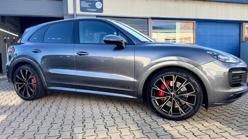 Porsche Cayenne vor der Werkstatt