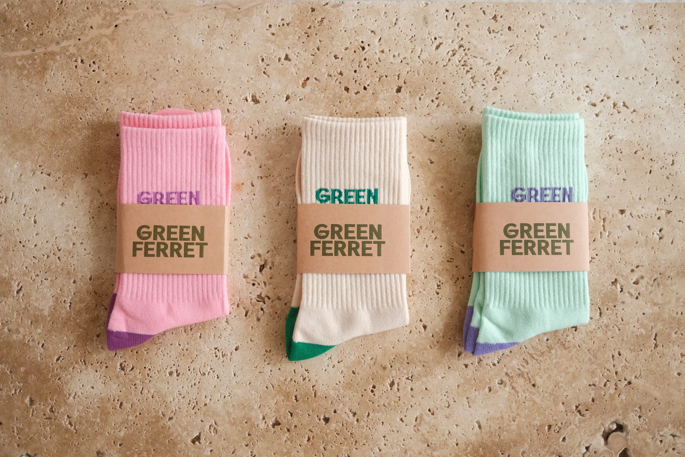Gebrandete Banderole für Socken mit Logo – verkaufsfertig für Studio und Shop von Refinesocks