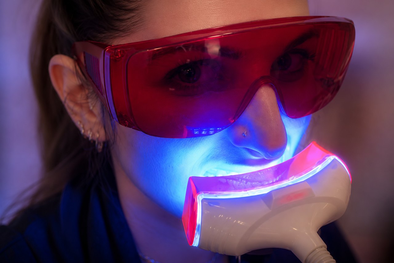 PearlSmile-System und Zahnschmuckprodukte von Tooth Fairy am hygienisch vorbereiteten SWON-Arbeitsplatz