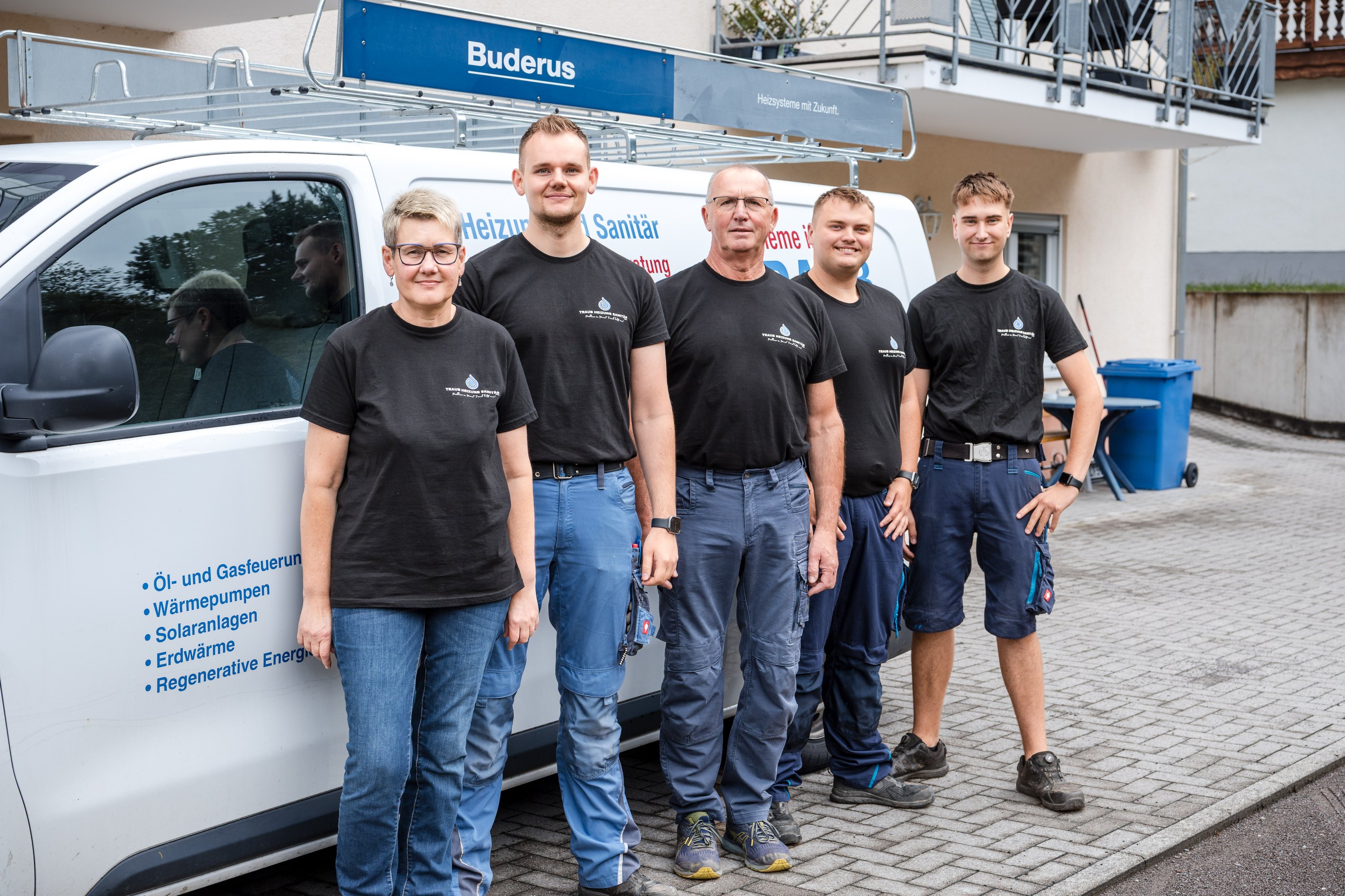 Das Team von Traub Heizung Sanitär vor dem Firmenfahrzeug
