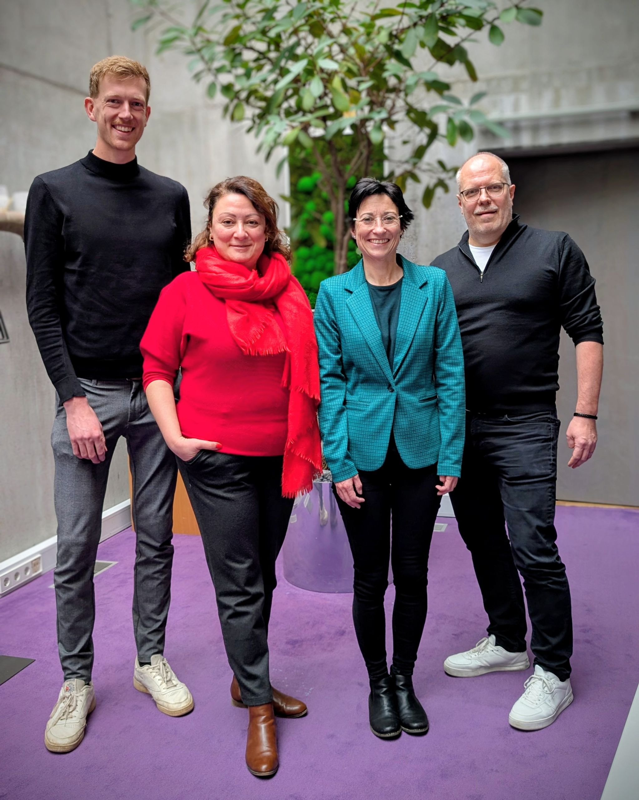 Gruppenfoto bei 3X Architekten mit der Geschäftsführung und der neuen Mitarbeiterin. Wenn du dich jetzt fragst: Ich bin 2,03m.
