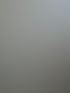 Eine durchsichtige Glastafel mit der Nummer 37 und mehreren Firmenlogos und Namen hängt an einer grauen Gebäudewand.