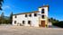 Fachada de la casa rural La Mayora entre olivos