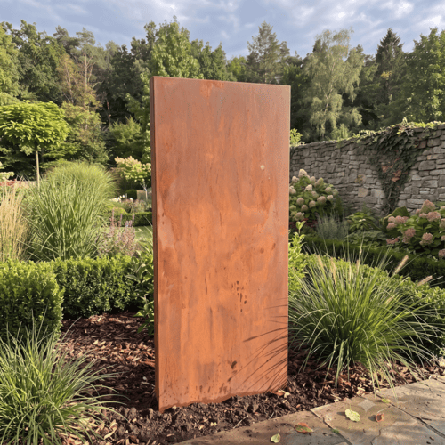 Hohe Sichtschutzwand aus Cortenstahl ohne Motiv neben einem Beet