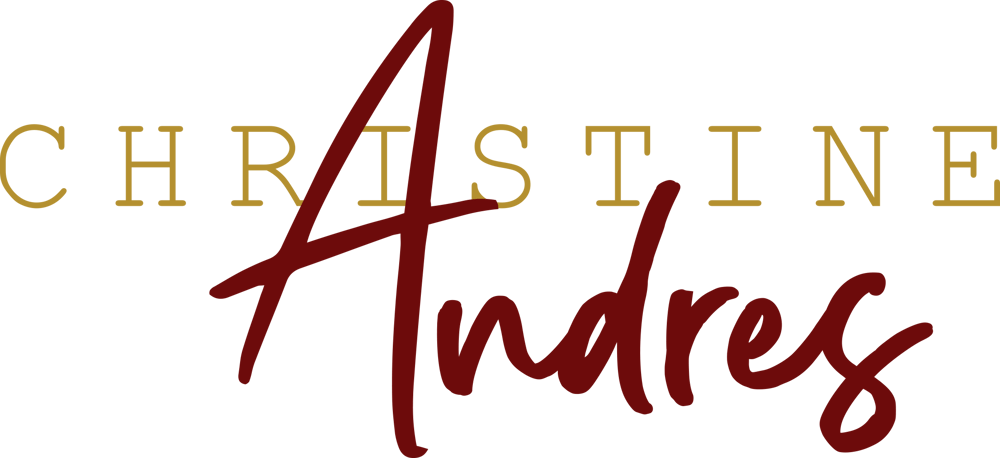Christine Andres Logo: "CHRISTINE" in Gold, "Andres" in Rot, auf grünem Hintergrund.