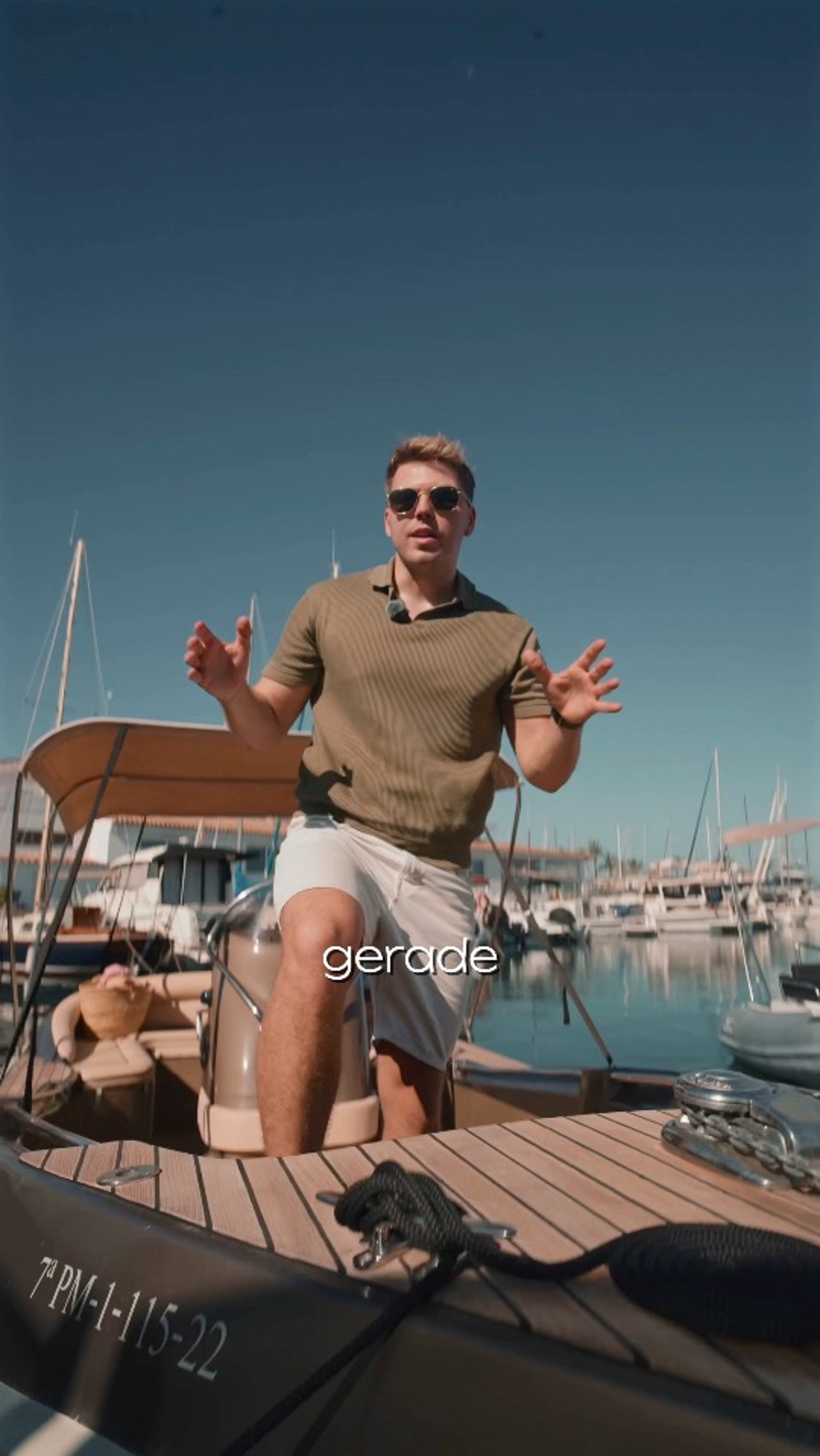 Standbild aus einer Charterking Videoanzeige im Hochformat: ein junger Mann mit Sonnenbrille spricht auf einem Boot im Hafen in die Kamera