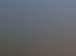 Baustelle mit Betonfundamenten, zwei aufrechten Säulen und roten Schalungselementen unter blauem Himmel.