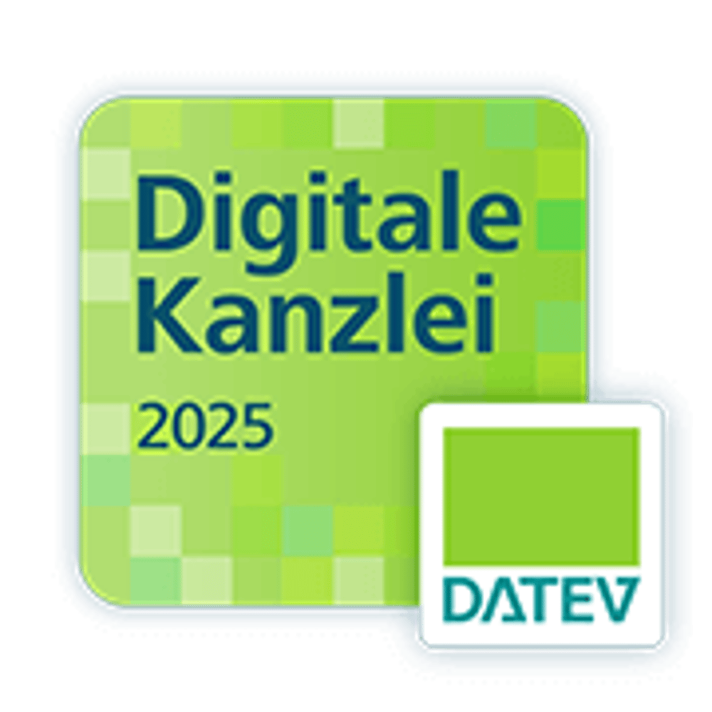 Grünes Logo „Digitale Kanzlei 2025“ mit kleinem Datev-Logo in der unteren rechten Ecke.