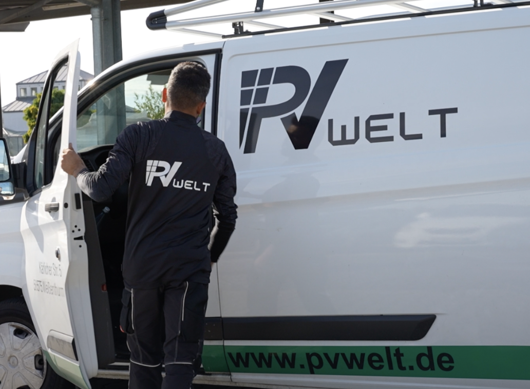 2026_10 - PvWelt - Bild - DC-Monteur steigt in Baustellenfahrzeug ein (2).png