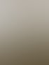 Großformatige beige Bodenfliesen in Nahaufnahme vor einer weiß gefliesten Wand mit Steckdose.