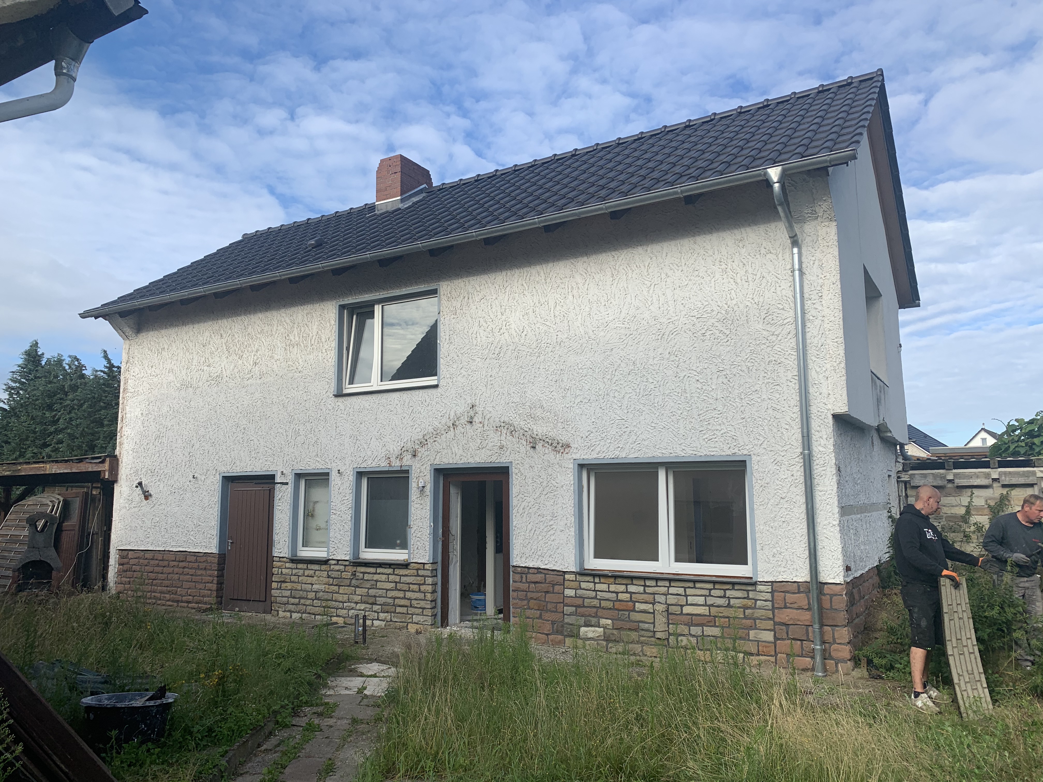 Nachher – Fassade mit Holz-Akzenten
