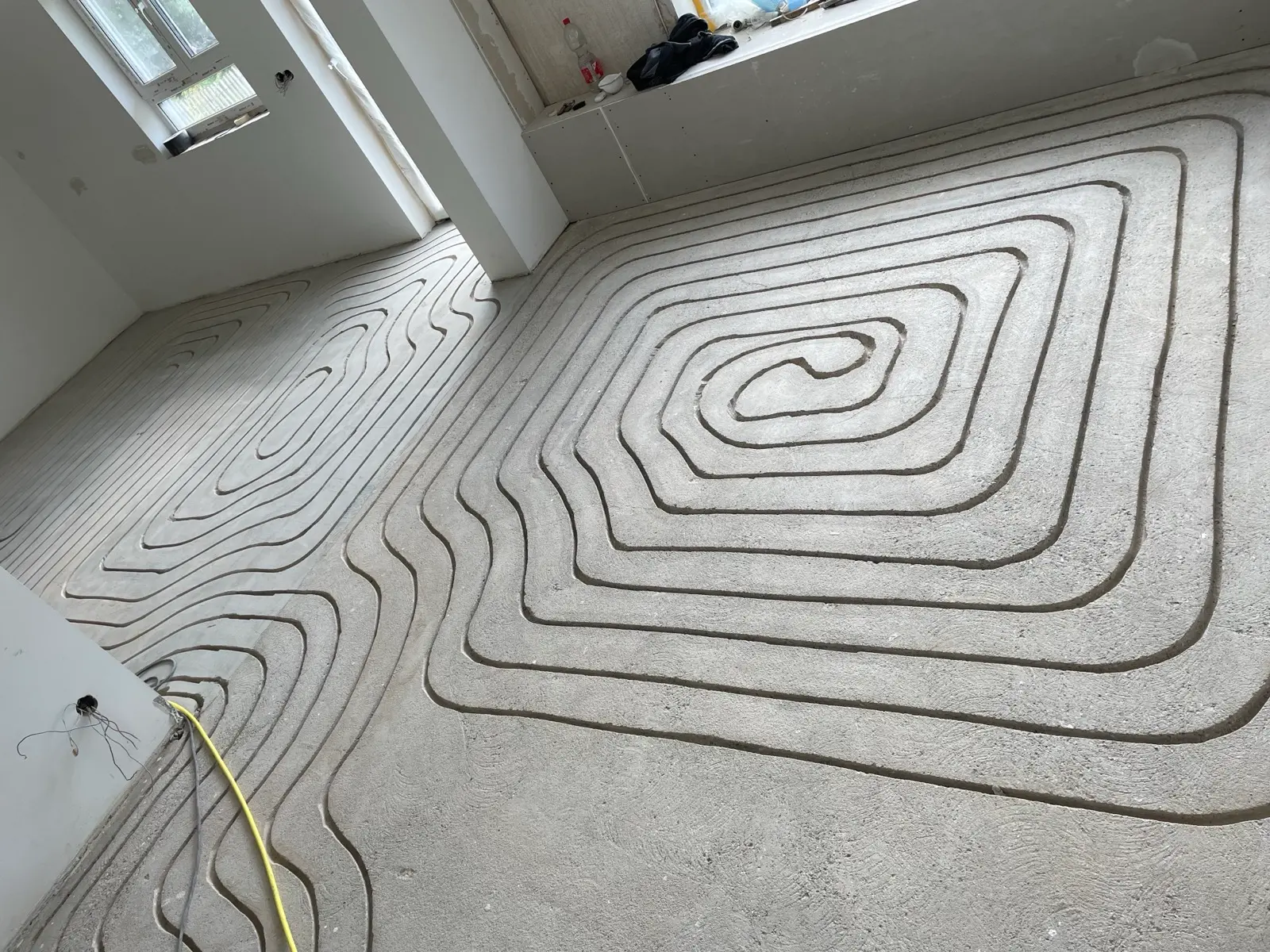 In den Estrich eingefräste Kanäle im spiralförmigen Muster