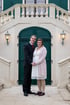Eva und Philipp vor einer eleganten Freitreppe bei ihrem Paarshooting