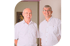 2 Ärzte in weißen Hemden stehen nebeneinander.