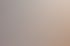 Vielfältige junge Berufstätige sitzen an einem Tisch, arbeiten zusammen und machen sich in einem hellen Büro Notizen.