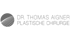Logo Dr. Thomas Aigner Plastische Chirurgie mit grauem Kreissymbol und Text auf dunkelgrünem Hintergrund.