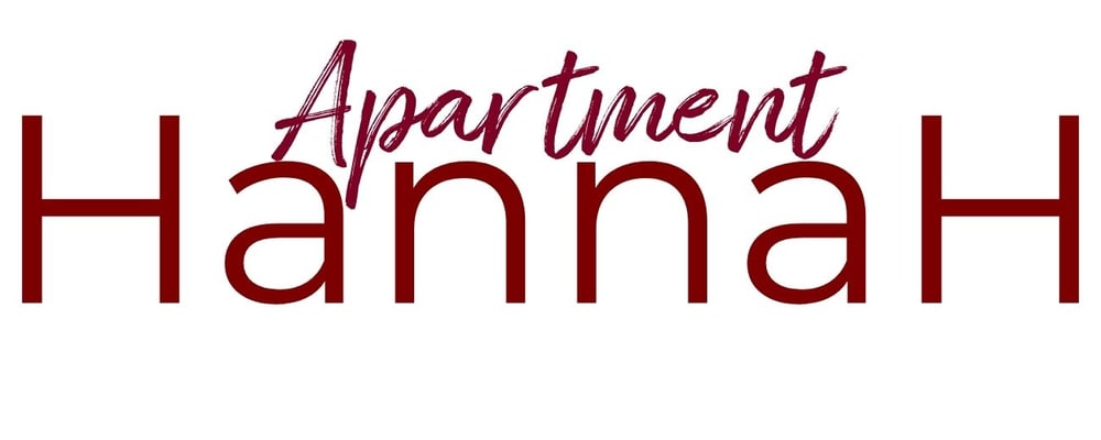Text in Rot, Türkis und Dunkelrot: „Apartment Hannah“ 